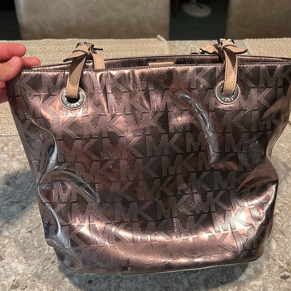 Micheal Kors silver shoulder bag - Picture 4 of 8